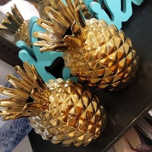2 Gold pineapples decor